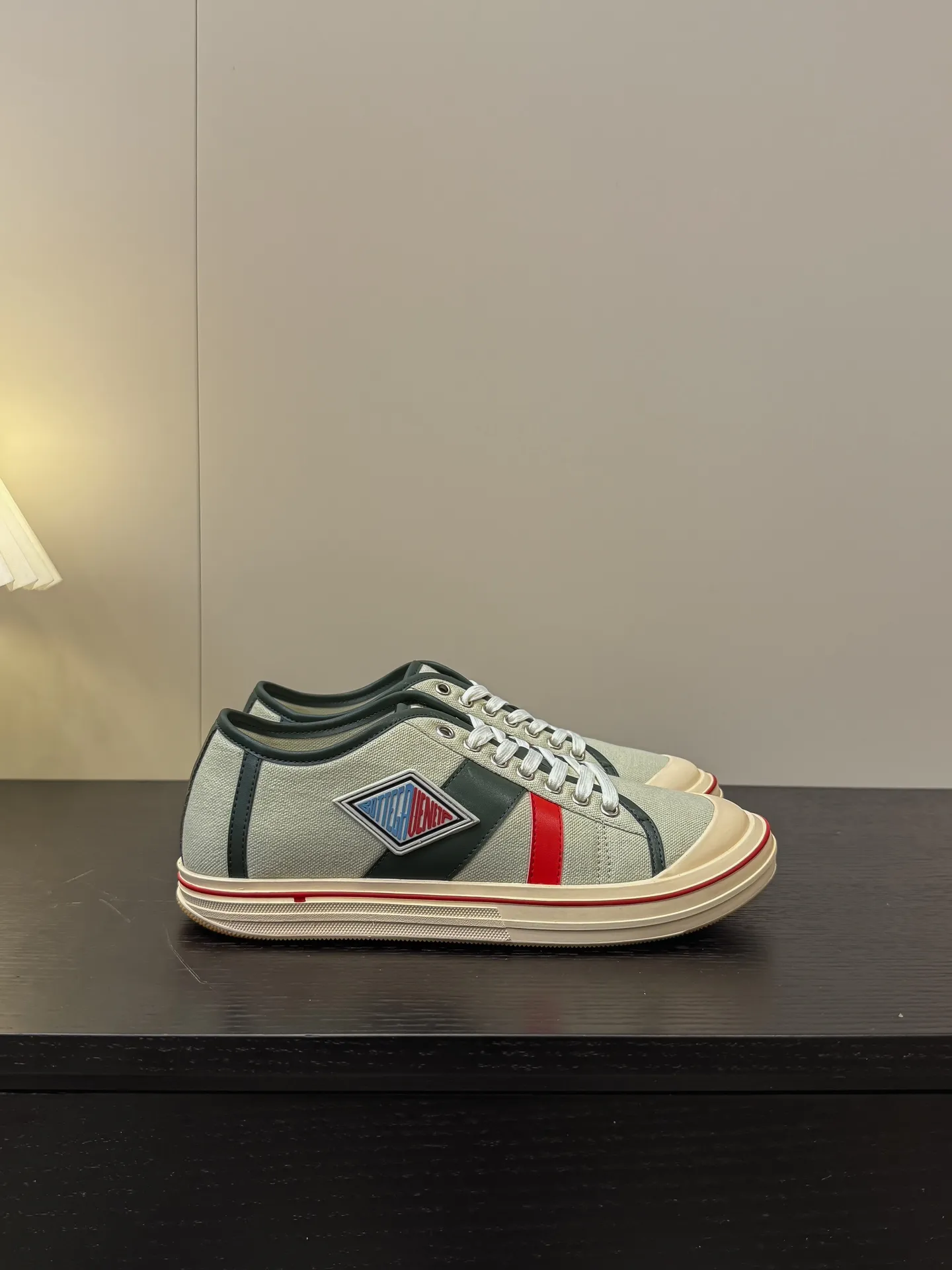 👟👟Ex-factory price 460👟👟 (Men's size +1️⃣0️⃣) BVOrbit's latest 2025 catwalk model, developed 1:1 from the original board, classic color matching elements! This is the biggest highlight of this shoe, eye-catching but not exaggerated design, super cool for daily use, super versatile whether paired with pants, sweaters or skirts, looks good no matter how you wear it, the more you look at it, the more you like it ❗️ Outsole: Original outsole color: 5 colors code number: female 35-40 male 39-44